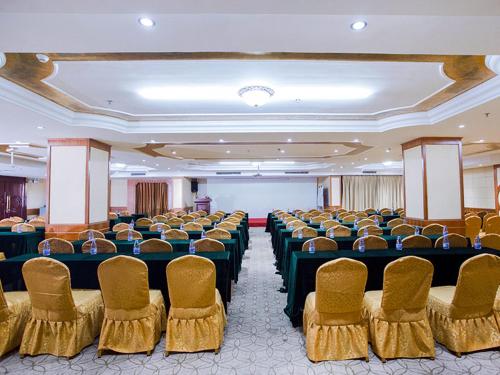 Vienna International Hotel Shenzhen Songgang Wanzhao Square Vienna International Hotel Shenzhen Songgang Wanzh is conveniently located in the popular Baoan District area. The property offers a wide range of amenities and perks to ensure you have a great time.