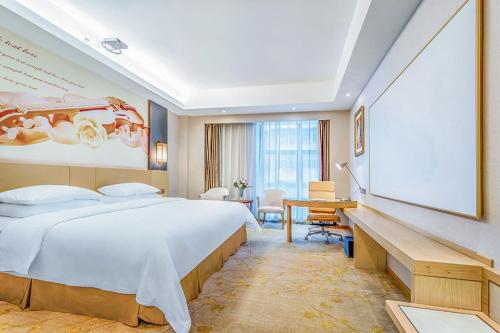 Vienna International Hotel Guangdong Zhengjiang Renming Avenue Middle Road Stop at Vienna International Hotel Guangdong Zhengjiang Re to discover the wonders of Zhanjiang. Both business travelers and tourists can enjoy the propertys facilities and services. Service-minded s