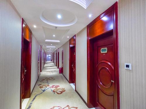 Vienna International Hotel Shenzhen Songgang Wanzhao Square Vienna International Hotel Shenzhen Songgang Wanzh is conveniently located in the popular Baoan District area. The property offers a wide range of amenities and perks to ensure you have a great time.