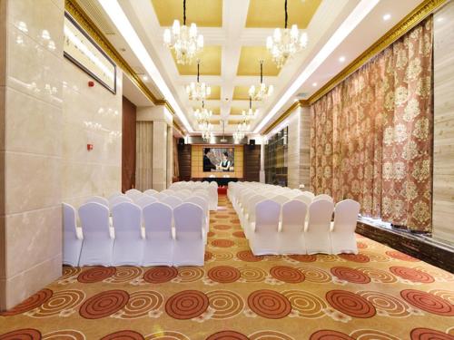 Vienna Hotel Changsha Dongtang Vienna Hotel Changsha Dongtang is conveniently located in the popular Furong area. The property has everything you need for a comfortable stay. Service-minded staff will welcome and guide you at Vienn