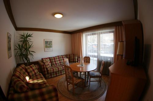 1 queen bed, 2 sofa beds