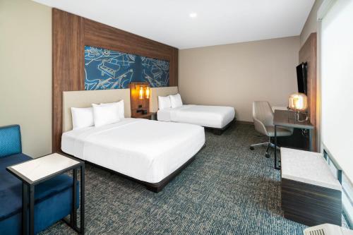 La Quinta Inn & Suites by Wyndham Nashville Downtown Stadium - image 7