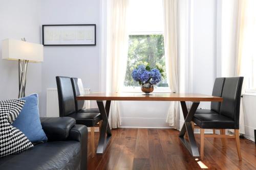 Fantastic New Town Flat with Shared Garden - image 12