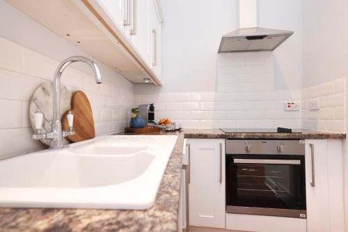 Fantastic New Town Flat with Shared Garden - image 9