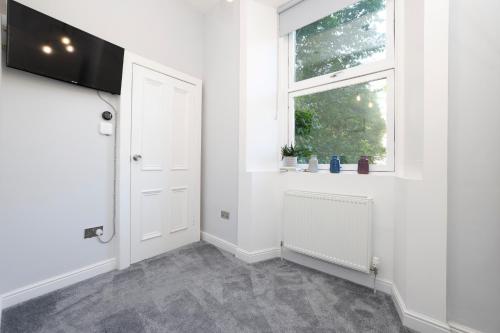 Fantastic New Town Flat with Shared Garden - image 10