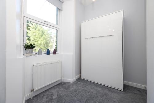 Fantastic New Town Flat with Shared Garden - image 11