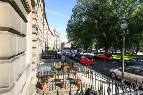 Fantastic New Town Flat with Shared Garden - image 13