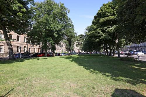 Fantastic New Town Flat with Shared Garden - image 14