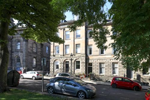 Fantastic New Town Flat with Shared Garden - image 8