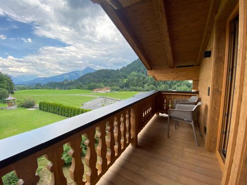 陽台/露台, Wood Apartments by Trendlbrugger in 凱撒山麓戈英