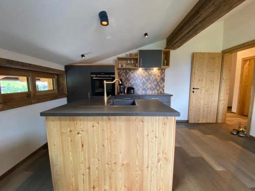 廚房, Wood Apartments by Trendlbrugger in 凱撒山麓戈英