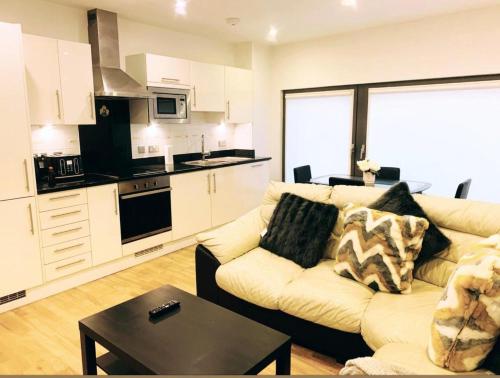 Remarkable 2-Bed Lux Apartment in Canary Wharf London 