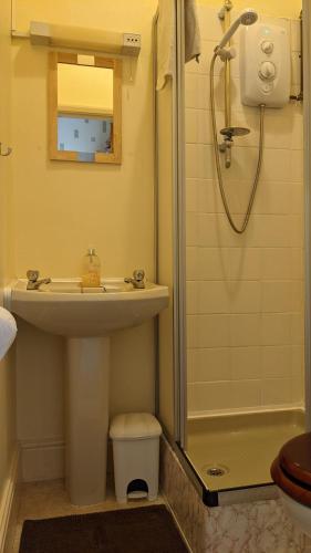 Double Room with Private Bathroom image 2