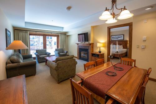 One Bedroom Condo with Large Balcony over Mountaineer Square condo - Apartment - Crested Butte