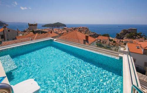 Royal Fort - The View Rooftop pool 1