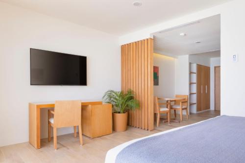Master Suite image 9