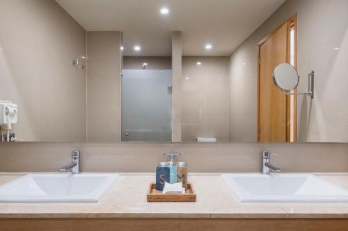 Master Suite image 4