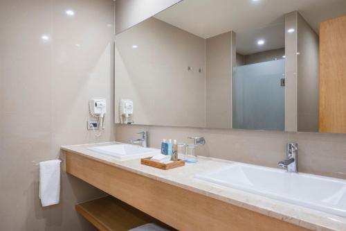 Master Suite image 5