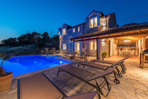 Stone Villa Cara d Oro - Heated Infinity Pool & Views – khách sạn tại Vrana