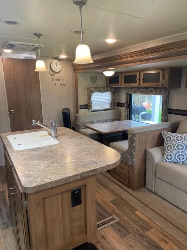 Kitchen, Cozy Camper - Free Parking in Kendall