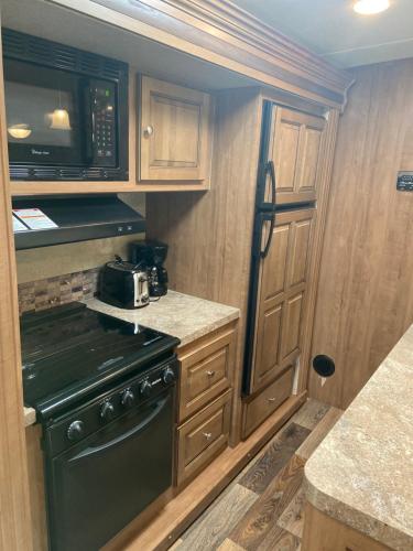 Kitchen, Cozy Camper - Free Parking in Kendall