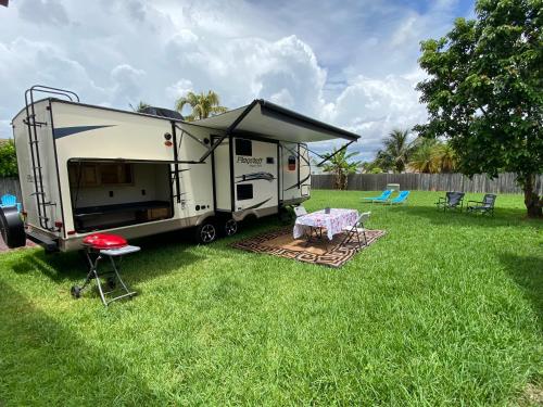 Exterior view, Cozy Camper - Free Parking in Kendall