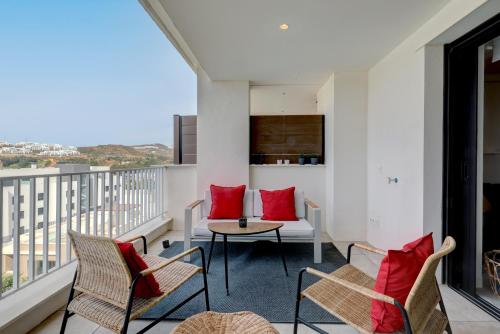 080 - Luxuriously Modern 2 Bedroom Apartment Near The Beach