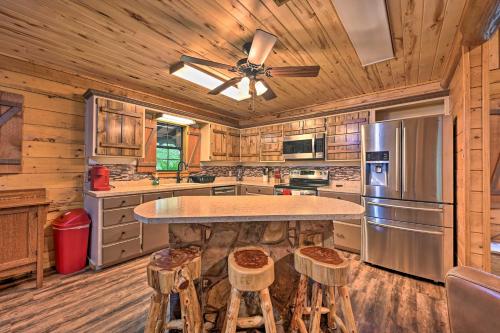 Rustic Broken Bow Cabin Deck and 6 Mi to Lake! - image 3