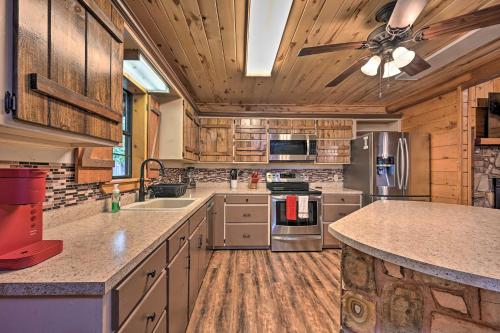 Rustic Broken Bow Cabin Deck and 6 Mi to Lake! - image 4