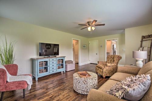 Idyllic Getaway w/ Deck ~ 4 Mi to Dtwn Athens, Athens