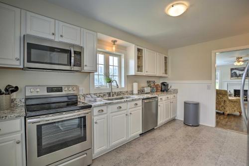 Idyllic Getaway with Deck about 4 Mi to Dtwn Athens - image 2