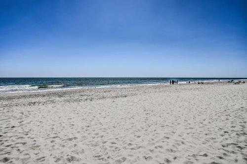 Mod Myrtle Beach Resort Condo with Beach Access - image 2
