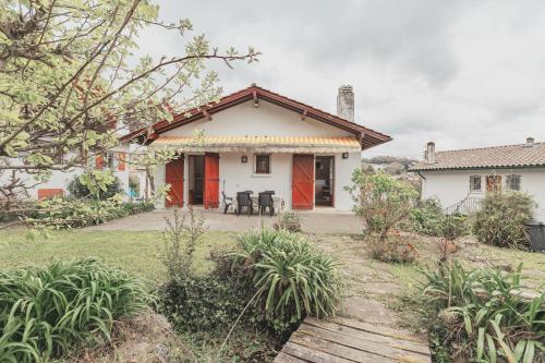 Villa en Hendaya entre la playa y el centre ville, con un gran jardín privativo y su pequeño estanque gîte à louer Ergoien