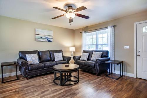 Cozy Firefly Getaway with forest view - image 7