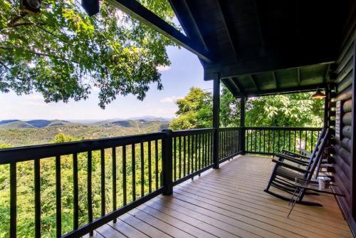 Little Cove Lookout with Views Hot Tub and Game Room