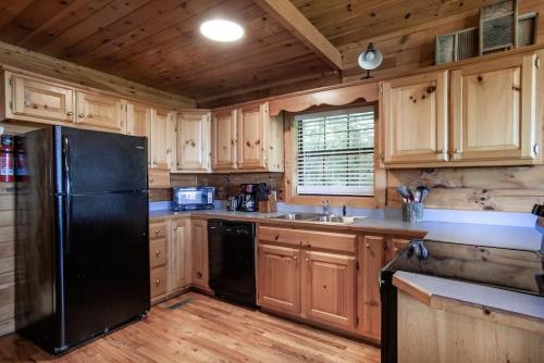Little Cove Lookout with Views Hot Tub and Game Room - image 10