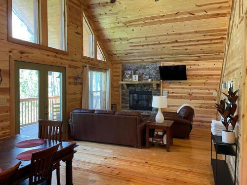 Take it Easy with hot tub and community pool in Gatlinburg, USA