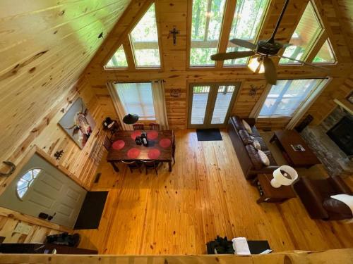 Take it Easy with hot tub and community pool in Gatlinburg, USA