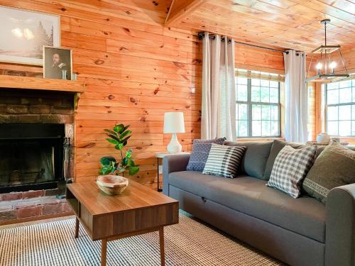 Dream Catcher Lodge with hot tub and pool table - main image