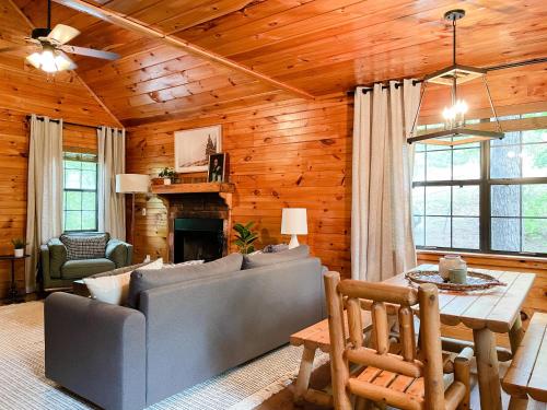 Dream Catcher Lodge with hot tub and pool table - image 10