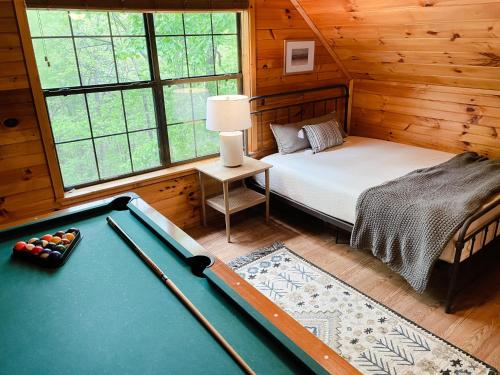 Dream Catcher Lodge with hot tub and pool table