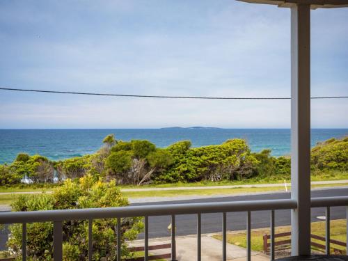 Allawah Beach House - 29 Dalmeny Drive, Kianga in Kianga