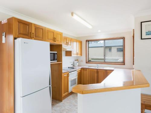 Allawah Beach House - 29 Dalmeny Drive, Kianga in Kianga