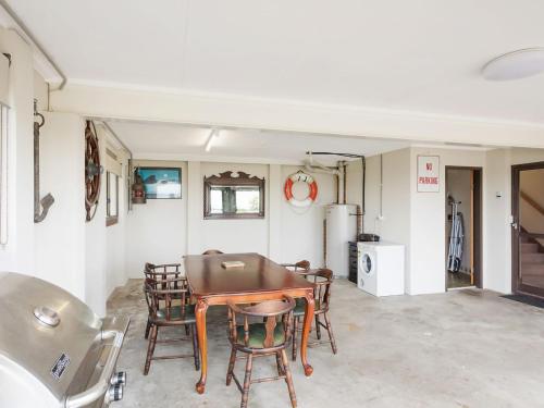 Allawah Beach House - 29 Dalmeny Drive, Kianga in Kianga