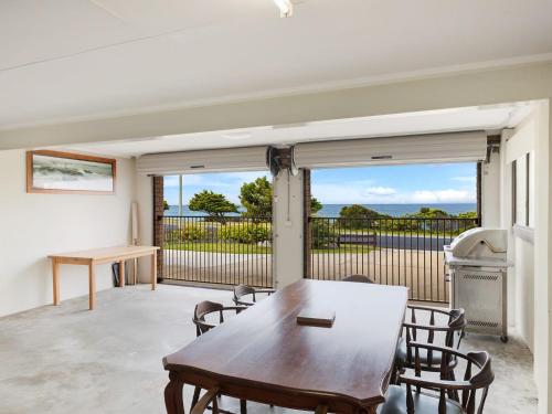 Allawah Beach House - 29 Dalmeny Drive, Kianga in Kianga