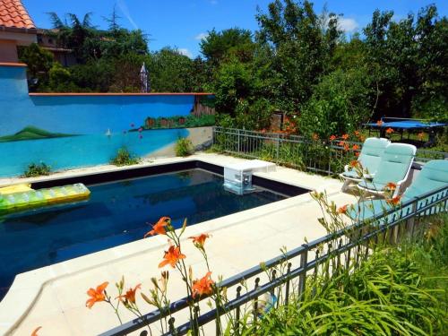 2 chambres et salle de bain un oasis de bien être Piscine et jardin