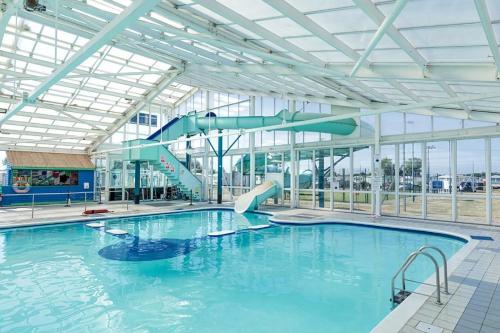 Caravan Holiday Clacton, Family Orientated, Pet friendly, 5 minute's walk to the Beach