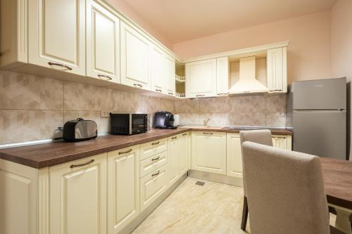 virtuve, Apartament Hotel H in Orastie