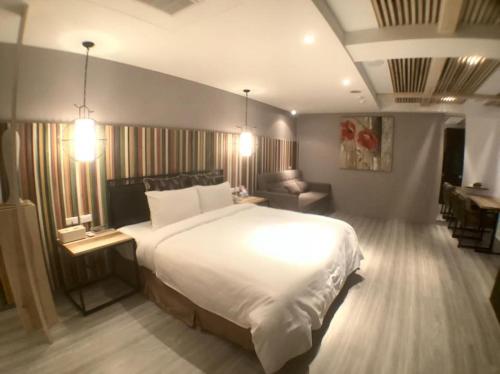 OUGE Motel Kaohsiung Ideally located in the Lingya District area, OUGE Motel promises a relaxing and wonderful visit. The property features a wide range of facilities to make your stay a pleasant experience. Service-minde