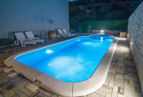 Village holiday apartman with heated pool Maslina